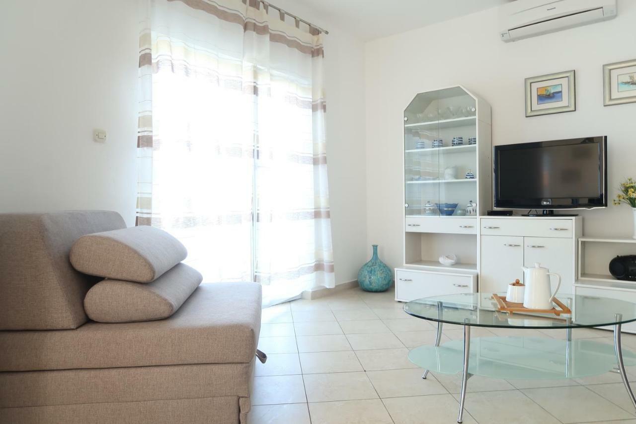 Apartments Maras Примоштен Экстерьер фото