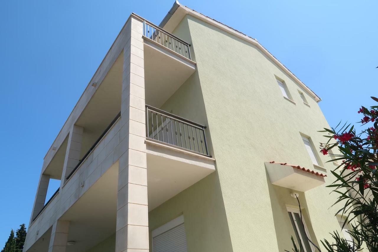 Apartments Maras Примоштен Экстерьер фото