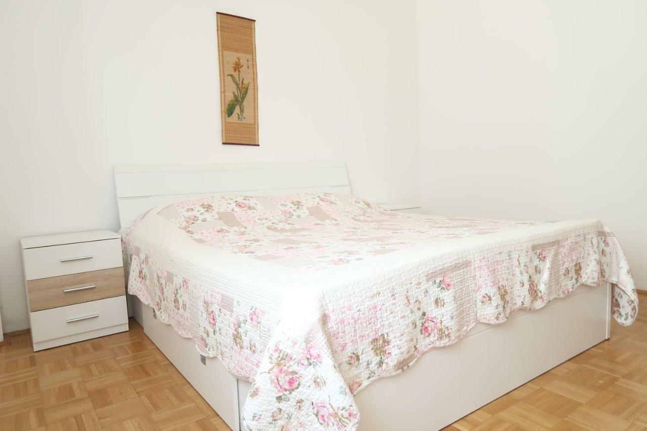 Apartments Maras Примоштен Экстерьер фото